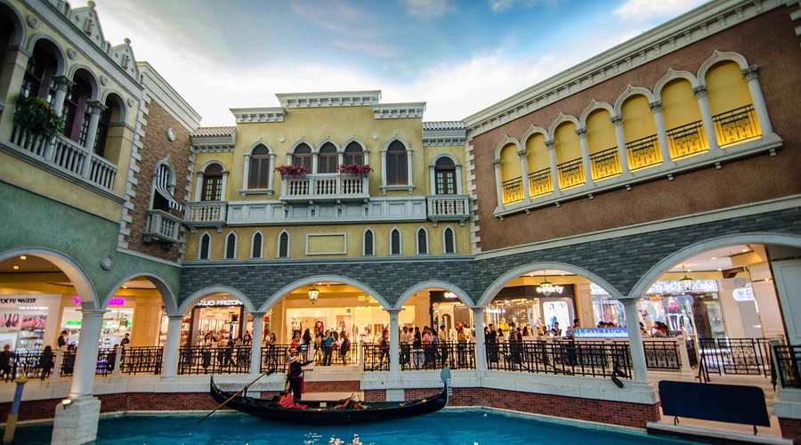 威尼斯人室内运河和贡多拉船